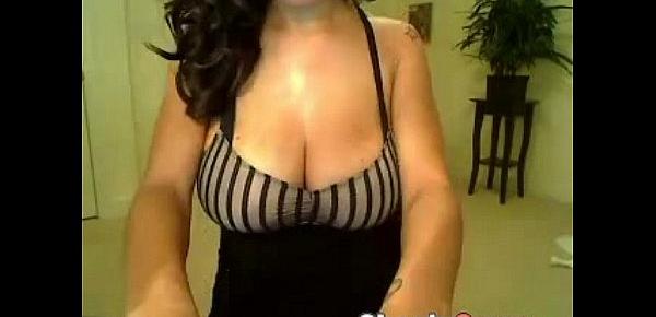  Brunette shows her stunning body on webcam